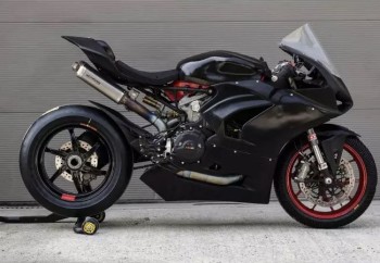 Ducati V2 2020-2024 (las líneas de escape de competición de altura Akrapovic y Spark) y sin catalizador
