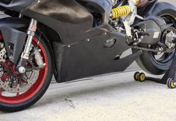 Ducati V2 2020-2024 (las líneas de escape de competición de altura Akrapovic y Spark) y sin catalizador